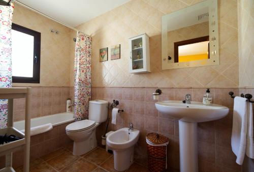 uma casa de banho com um WC, um lavatório e uma banheira em Vivienda Rural LA SOÑADA en El Bosque em El Bosque