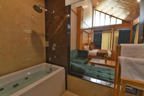 Koupelna v ubytování SHIRAR RESORT AND SPA
