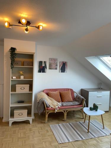 sala de estar con sofá y mesa en West46 Apartment mit Netflix & Prime en Duisburg