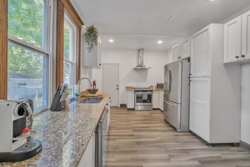 Fotografie z fotogalerie ubytování Pet Friendly 5BR Home near Downtown Detroit v destinaci Detroit