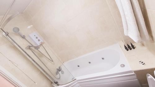 Koupelna v ubytování Comfy Apartment Near Shops & Station