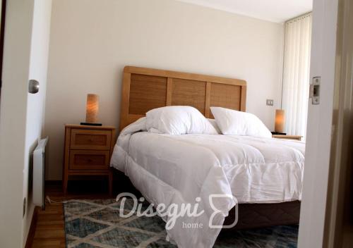 a bedroom with a large bed with white sheets and pillows at Departamento Av. Los Carrera Copiapó Disegni 07 in Copiapó
