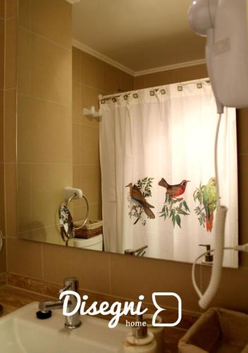 uma casa de banho com uma cortina de chuveiro com pássaros em Departamento Av. Los Carrera Copiapó Disegni 07 em Copiapó