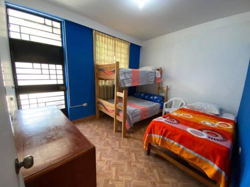 1 Schlafzimmer mit 2 Etagenbetten und einem Fenster in der Unterkunft Departamento amoblado Quillabamba in Quillabamba
