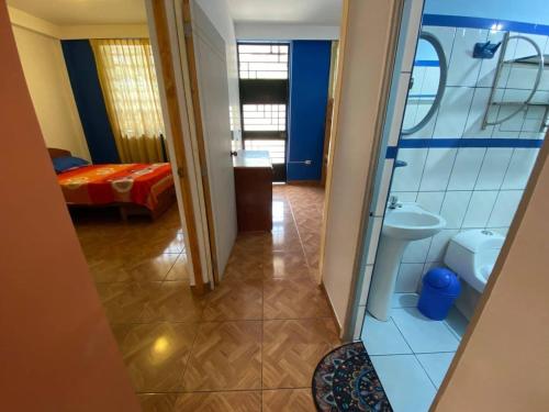 ein Bad mit einer Dusche und einem WC in einem Zimmer in der Unterkunft Departamento amoblado Quillabamba in Quillabamba