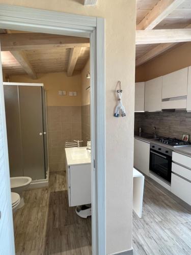 a kitchen with a sink and a toilet in a room at La maison du bonheur in Fontane Bianche