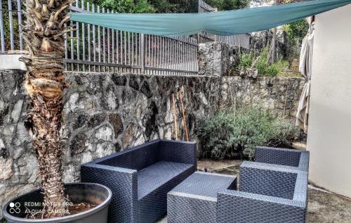 Un lugar para sentarse en Holiday home Haustor with Skadar lake view