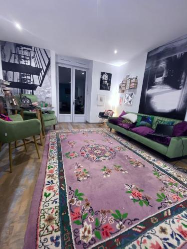 uma sala de estar com um sofá e um tapete em A 2h30 de Paris et Bruxelles, appt avec verger, centre historique, plages à proximité em Boulogne-sur-Mer