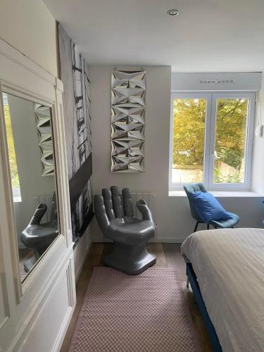um quarto com uma cama, um WC e janelas em A 2h30 de Paris et Bruxelles, appt avec verger, centre historique, plages à proximité em Boulogne-sur-Mer