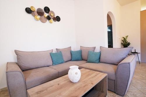 a living room with a couch and a table at Villa Tzekos in Kendrokhórion