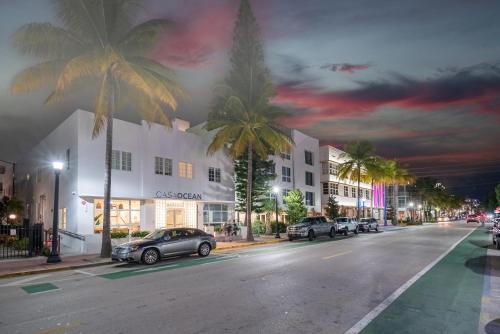 uma rua da cidade com carros estacionados em frente a um edifício em Casa Ocean em Miami Beach