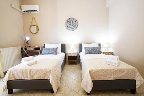 a room with two beds and a table with a radiator at Villa Tzekos in Kendrokhórion