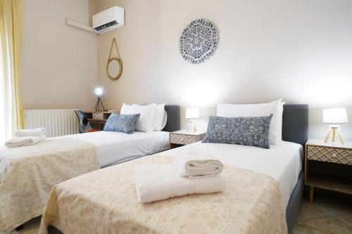 a room with three beds with towels on them at Villa Tzekos in Kendrokhórion
