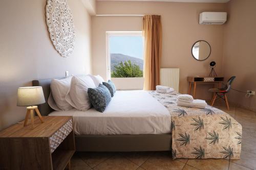 een slaapkamer met een groot bed en een raam bij Villa Tzekos in Kendrokhórion