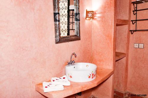 uma casa de banho com lavatório e toalhas num balcão em Riad Mounir em Marrakech