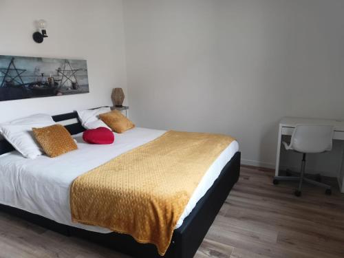 1 dormitorio con cama, escritorio y silla en Villa l'Eden de Camargue- Spa et Nature, en Candillargues