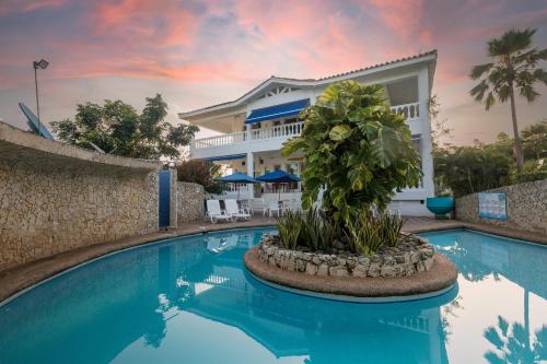 una piscina frente a una casa en Hosteria Mar y Sol en San Andrés