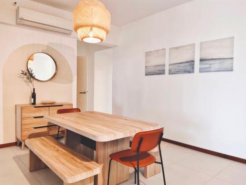 - une salle à manger avec une table et des chaises en bois dans l'établissement THE LANDMARK BY KATANA New 3BR Grand Seaview Homestay at Gurney 无敌海景三房套房, à Tanjung Bungah