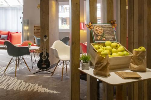 a room with a table with a box of apples at ibis Gap Centre in Gap