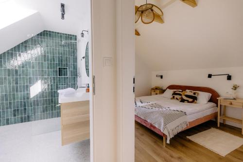sypialnia z łóżkiem oraz łazienka z umywalką w obiekcie Domki Ulkowo w mieście Słajszewo