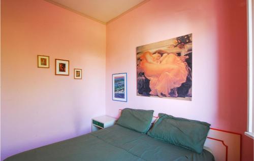 um quarto com uma cama e um quadro na parede em Pet Friendly Apartment In Marcelli With Kitchen em Marcelli
