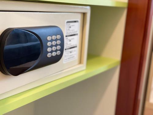 a microwave oven on a shelf in a kitchen at Diego de Almagro Providencia Express in Santiago