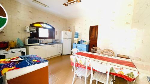 Majoituspaikan Casa de Praia 5 Quartos keittiö tai keittotila
