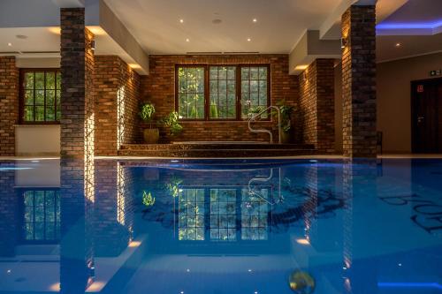 - une piscine dans une maison dans l'établissement ForRest Hotel & Restaurant, à Zielona Góra