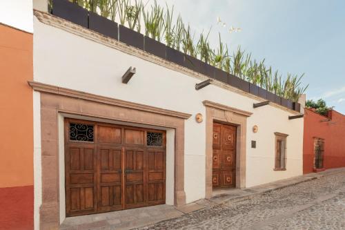 due serie di porte del garage su un edificio di La Valise San Miguel de Allende a San Miguel de Allende