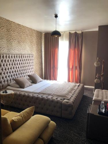 ein Schlafzimmer mit einem großen Bett und einem Fenster in der Unterkunft ALASKA - TUYAP PALACE in Kırac