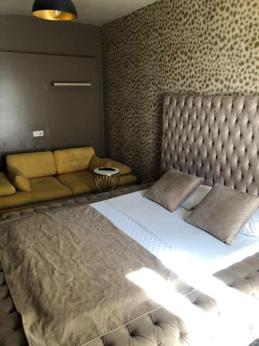 ein Schlafzimmer mit einem großen Bett und einem Sofa in der Unterkunft ALASKA - TUYAP PALACE in Kırac