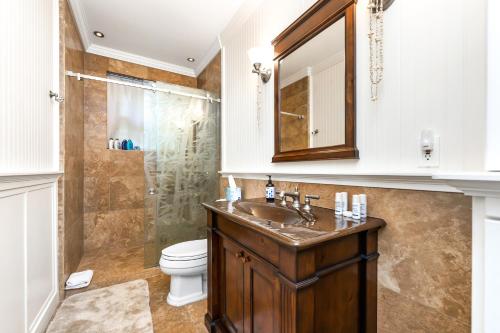 A bathroom at Diamond Head Ohana 30 plus Day Rental