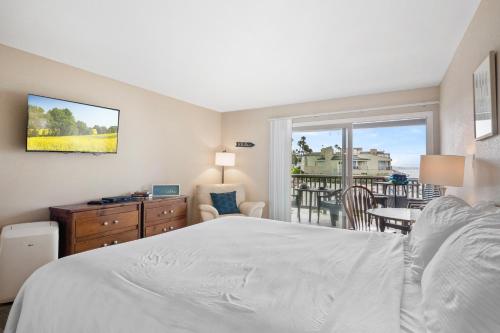 Ένα ή περισσότερα κρεβάτια σε δωμάτιο στο Whitewater Village Retreat B Ocean-view condo with private deck, fireplace, & easy beach access
