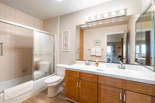 Ένα μπάνιο στο Whitewater Village Retreat B Ocean-view condo with private deck, fireplace, & easy beach access