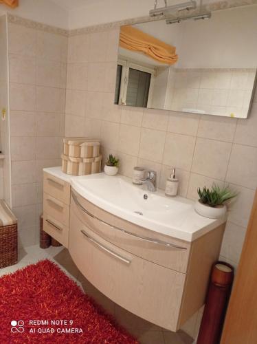 bagno con lavandino e specchio di IL MULINO Appartamento Itri centro 150 m2 con ampio terrazzo completo di tutti i comfort a Itri