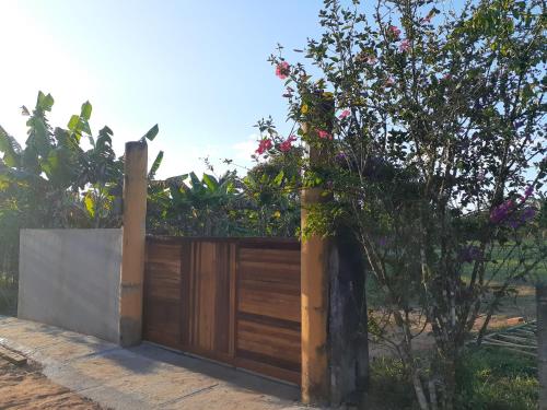 a wooden fence with flowers on top of it at Sitio Vila Serrana in Ubajara