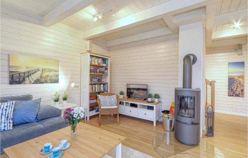 a living room with a couch and a tv at Stunning Home In Krems Iiwarderbrück in Göls