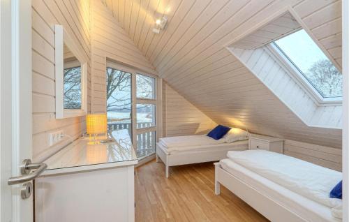 um pequeno quarto no sótão com uma cama e uma janela em Stunning Home In Krems Ii-warderbrck With Wifi em Göls