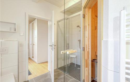 uma casa de banho com uma cabina de duche em vidro e um banco em Stunning Home In Krems Ii-warderbrck With Wifi em Göls