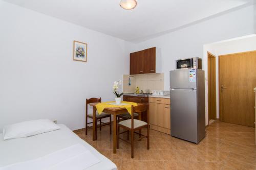 Apartments with parking space Trogir - 17609
