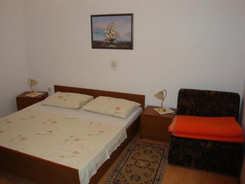 Postel nebo postele na pokoji v ubytování Apartment Barbat 17620c