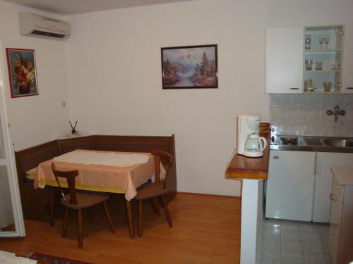 Apartments by the sea Barbat, Rab - 17620