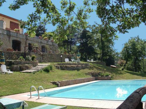 uma piscina em frente a uma casa em Agriturismo La Capitata em Pian di Scò