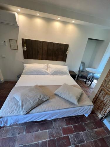 馬薩的住宿－Toscana Made in Love，卧室配有一张带白色床单和枕头的大床。