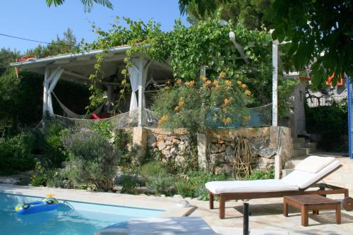 una piscina con sedia e panca accanto a una casa di Family friendly apartments with a swimming pool Kaprije - 17692 a Kaprije (Caprie)