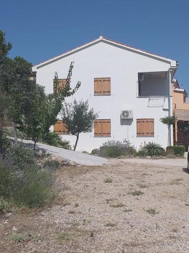 Apartments with parking space Primosten - 17696