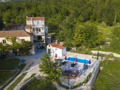Family-friendly apartments with swimming pool Gornji Tucepi - Makarska - 17686