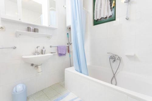 Family-friendly apartments with swimming pool Gornji Tucepi - Makarska - 17686