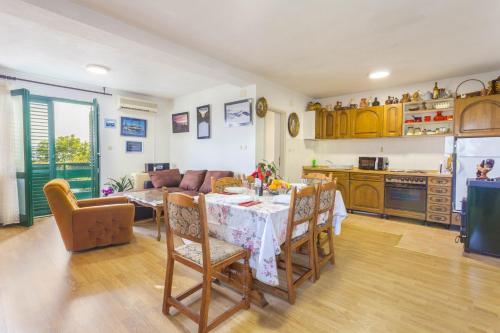 Family-friendly apartments with swimming pool Gornji Tucepi - Makarska - 17686