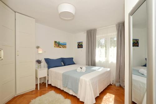 Habitación blanca con cama y ventana en Apartments with a parking space Kastel Luksic, Kastela - 17691, en Kaštela